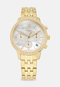 Goldfarbene Fossil-Uhr mit einem Zifferblatt aus Perlmutt, Kristall-Lünette, drei Unterdials und einem verlinkten Armband. Datumsfenster auf 6 Uhr.