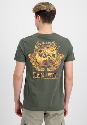 Alpha Industries NASA DAVINCI - Print T-shirt - dark olive