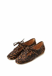 Ballerine con stampa leopardata, in morbido camoscio, con punta rotonda e design con ritagli. Presentano un dettaglio a fiocco sulla parte anteriore.