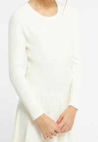 Guess Pletené šaty - beige