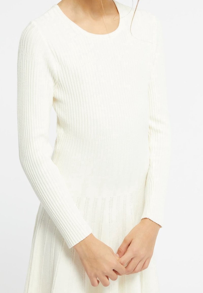 Guess Pletené šaty - beige