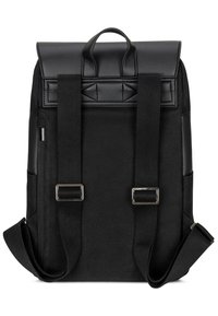 Svart ryggsäck som kombinerar tyg och konstläder. Den har justerbara remmar, ett handtag på toppen och en strukturerad design med silverdetaljer.