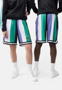 Pantaloni scurți colorati, cu dungi verzi, purpurii și albe, cu accente negre. Prezentând un logo brodat și detalii la tivul lateral. Curea ribbed.
