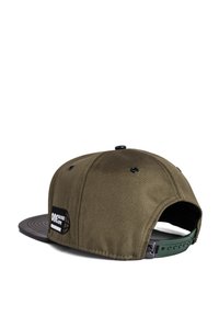 Gorra de tela verde con visor negro. Presenta un parche con el texto "ONE Board Love", cierre ajustable y superficie texturizada.