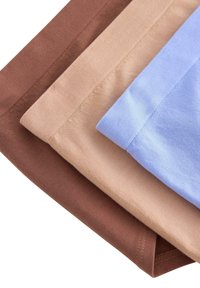 Vier opgevouwen t-shirts in bruine, beige en lichtblauwe tinten. Gemaakt van zachte katoen met een gladde textuur en keurig gestikte randen.