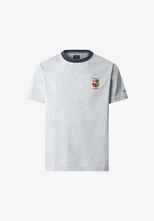 Lichtgrijs T-shirt met korte mouwen en een marineblauwe kraag, met het Hackett-wapen en de tekst "London Rowing Club" op de borst, en de merknaam op de mouw.
