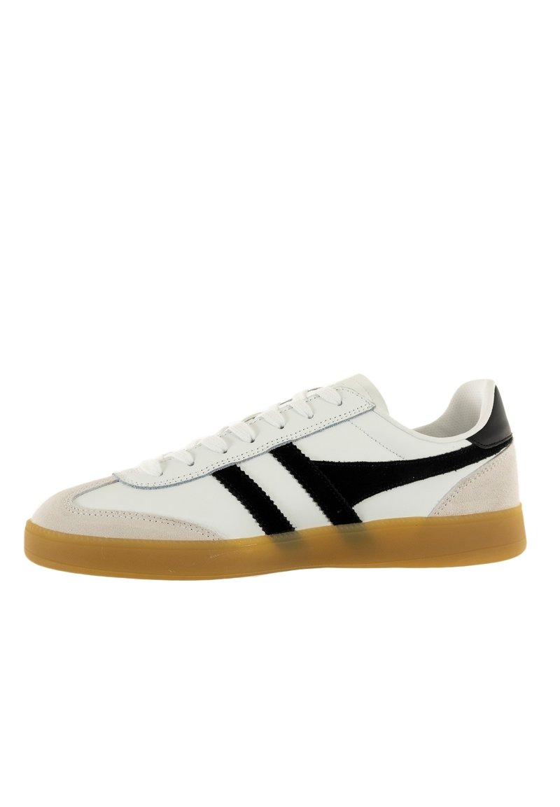 Weiße Leder-Sneaker mit schwarzen Wildlederakzenten und zwei schwarzen Streifen. Ausgestattet mit einer Gummisohle, einer strukturierten Zehenkappe und einem gepolsterten Schaft.