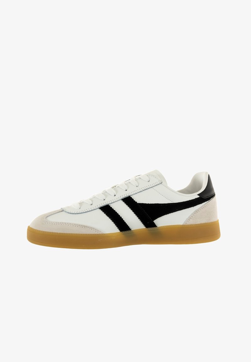 Vita lädersneakers med svarta mockadetaljer och två svarta ränder. Har en gummisula, texturerad tåcap och en vadderad krage.
