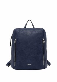 Námořnický modrý batoh vyrobený z texturované kůže. Obsahuje dvě kapsy na zip, horní ucho a nastavitelné popruhy na ramena. Viditelné logo značky.