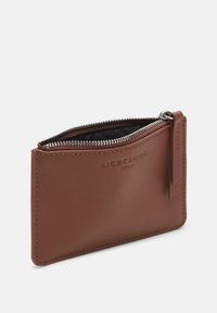 Brązowy skórzany portfel z zamknięciem na suwak, o gładkiej teksturze, z wytłoczonym logo i skórzanym uchwytem suwaka. Kompaktowy design z zaokrąglonymi krawędziami.