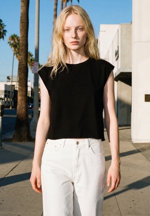 Urban Classics, LOOSE FIT CROPPED COTTON T-SHIRT OPEN EDGES - T-shirt basique - schwarz