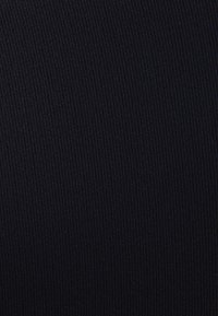 Marineblauwe textuurstof met verticale ribbel. Glad, rekbaar materiaal geschik voor kleding of bekledingtoepassingen.