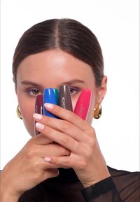 Cinq produits cosmétiques de couleurs variées : marron foncé, turquoise, bleu, rose et gris foncé. Formes cylindriques élégantes avec le logo KIKO.