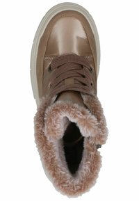 Brązowe, błyszczące sneakersy z miękkim, futrzanym kołnierzem, okrągłym noskiem i sznurówkami. Biała, gumowa podeszwa z teksturowanymi detalami i lekką platformą.