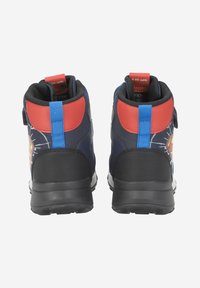 Scarpe alte navy e rosse con suole nere, dotate di un design testurizzato, tallone rinforzato e un logo brillante sul lato.