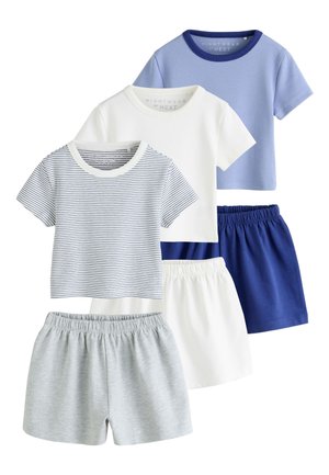 Drei Sets kurzärmliger Tops und Shorts mit elastischem Bund in Blau, Weiß, gestreiftem Weiß, Weiß, Marineblau und Grau, die in einer Reihe angeordnet sind.