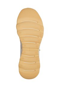 Suela de zapato hecha de un material de goma amarilla flexible, con estrías y surcos texturizados para mejorar el agarre, junto con líneas de acento blancas para dar detalle.