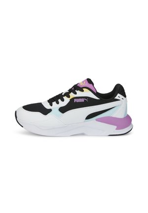 Hvid, sort og pastel lilla Puma-sneakers med mesh-ovredele, snørebånd og tyk polstret sål vist i venstre sideprofil.