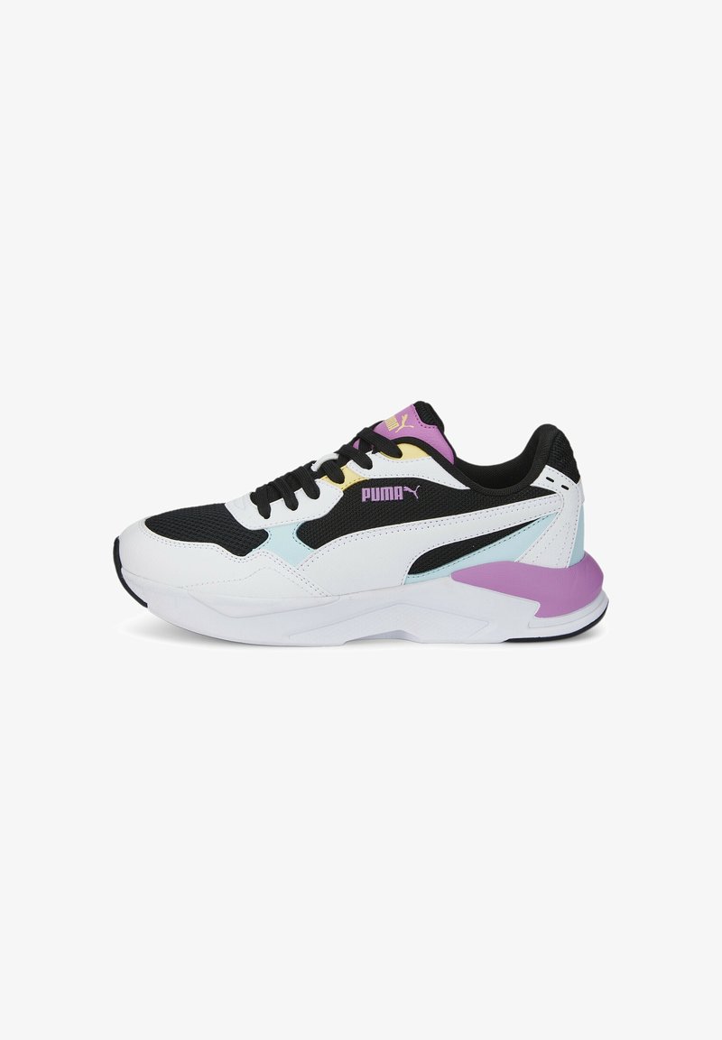 Baskets Puma blanches, noires et violet pastel avec tige en mesh, fermeture à lacets et semelle épaisse matelassée, présentées en profil gauche.