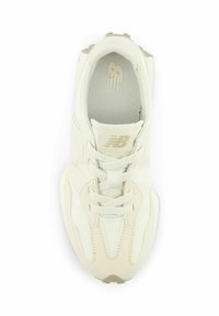 Zapatilla deportiva de color crema con parte superior de tejido texturizado, cierre de cordones y detalle de logo. Cuenta con una plantilla acolchada y suela de goma.