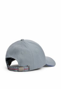 Graue Baumwoll-Baseballmütze mit einem gebogenen Schirm, einem verstellbaren Riemen mit metallischem Akzent und dezenten roten, weißen und blauen Details.