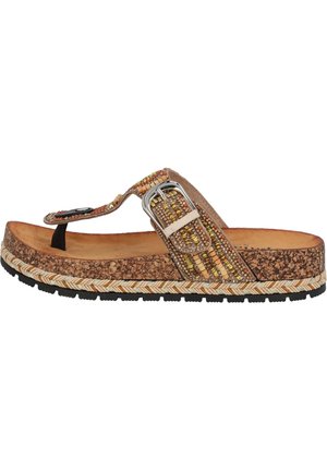Bruine teensandalen met een geweven textielriem met metalen accenten, een kurken voetbed en een patroon op de touwzool. Vlakke zwarte rubberen loopzool.