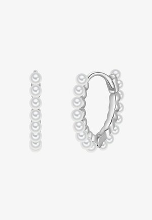 Sølvøreringe i hoops dekoreret med jævnt fordelte små runde hvide perler, hvoraf én er vist åben for at vise låsemekanismen.