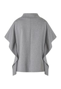 Grijze geweven cape met een hoge kraag en uitlopende mouwen. Kenmerkt zich door subtiele verticale strepen en een gestructureerde oppervlakte. Achteraanzicht.