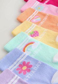 Farebné ponožky v rôznych pastelových odtieňoch; každá má jedinečný dizajn ako kvet, srdce, jahoda a dúha. Sú doplnené o pruhované akcenty.