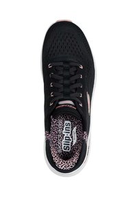 Zapato negro de malla tipo slip-on con cordones negros y detalles rosas. El interior presenta un patrón de leopardo rosa. Suela blanca ligera.