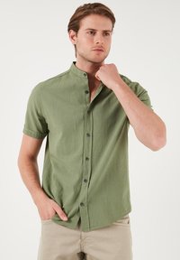 REGULAR FIT - Majica - khaki