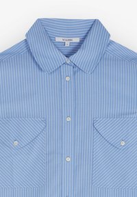Camicia azzurro chiaro con righe verticali bianche, colletto all'americana, due tasche sul petto e chiusure a bottone. Tessuto morbido.