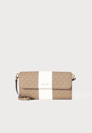 Pochette Michael Kors marron et beige avec une bande verticale blanche, un logo doré et une sangle de poignet amovible sur fond uni.