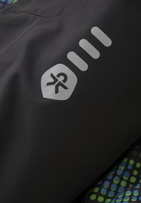 Schwarzer Stoff mit einem grauen Logo, das eine stilisierte Figur und drei horizontale Streifen zeigt, und eine glatte Textur sowie ein langlebiges Design aufweist.