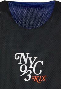 Svart mesh tank topper med blå akenter og rund halslinje. Merket med "NYC 93 K1X" i hvit og oransje skrift.