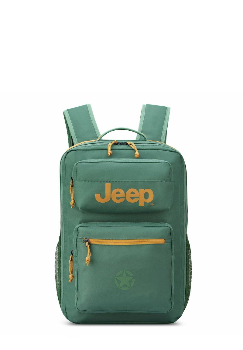 Mochila verde con múltiples bolsillos con cremallera, acentos amarillos y un logo de Jeep en el frente. Cuenta con correas de hombro acolchadas y bolsillos laterales de malla.