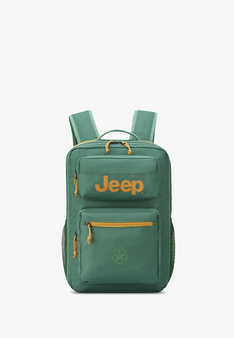 Mochila verde con múltiples bolsillos con cremallera, acentos amarillos y un logo de Jeep en el frente. Cuenta con correas de hombro acolchadas y bolsillos laterales de malla.