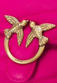 Pinko LOVE BABY - Soma ar siksnu pāri ķermenim - pink