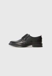 LYSANDER - Sapatos de atacadores - black