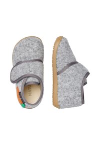 Szare filcowe kapcie z rzepem, gumową podeszwą i kolorowymi akcentami z filcu, posiadające zaokrąglony czubek i miękką teksturę.