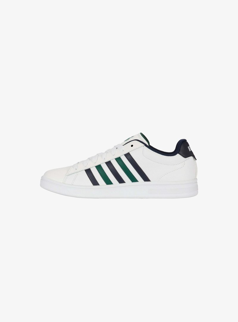 Sneaker bianco in pelle con tre strisce verde scuro e blu navy sul lato, suola in gomma bianca, punta arrotondata e chiusura con lacci.