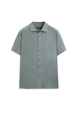 Kortærmet skjorte i afdæmpet grøn med klassisk krave og syv knapper foran.