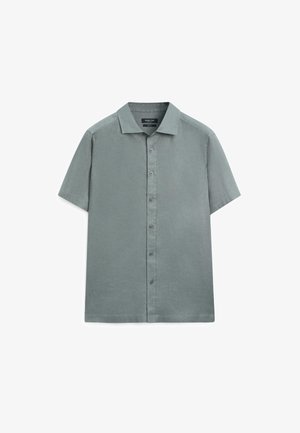 Košile s krátkým rukávem v tlumeně zelené barvě s klasickým límcem a sedmi knoflíky vpředu.