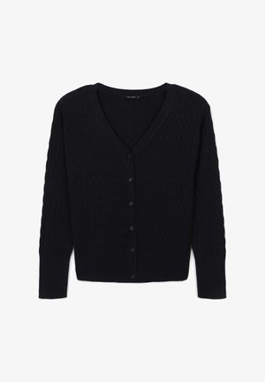 Schwarzer kabelgestrickter Cardigan mit langen Ärmeln, V-Ausschnitt und vorderem Knopfverschluss, flach auf einem weißen Hintergrund ausgelegt.