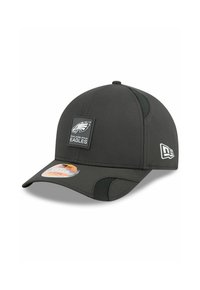 Schwarze Baseballmütze mit gebogenem Schirm, strukturiertem Stoff, seitlichen Meshelementen und einem Philadelphia Eagles Logo-Patch auf der Vorderseite.