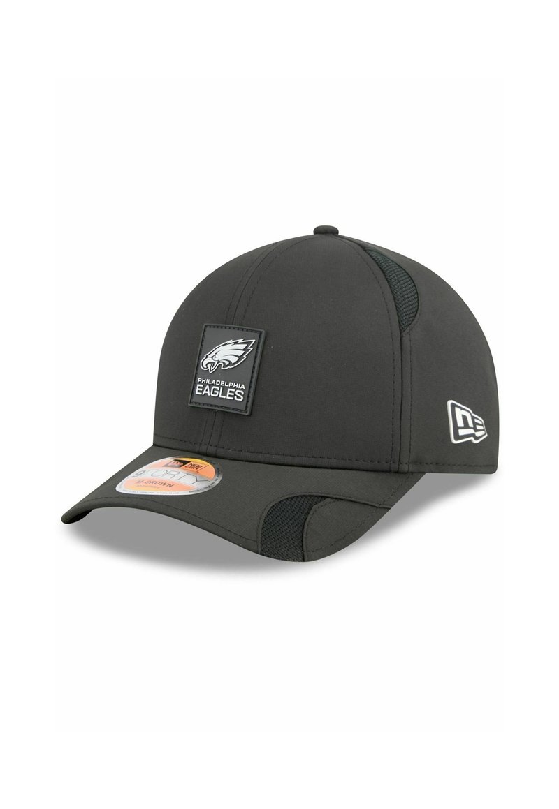 Schwarze Baseballmütze mit gebogenem Schirm, strukturiertem Stoff, seitlichen Meshelementen und einem Philadelphia Eagles Logo-Patch auf der Vorderseite.