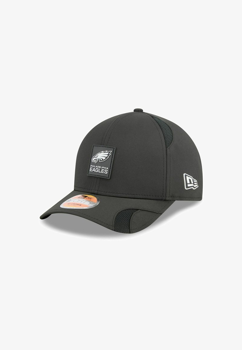 Schwarze Baseballmütze mit gebogenem Schirm, strukturiertem Stoff, seitlichen Meshelementen und einem Philadelphia Eagles Logo-Patch auf der Vorderseite.