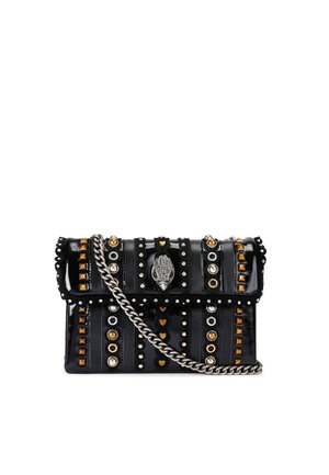 Borsa a mano in vernice nera con dettagli borchiati, accenti metallici, tracolla a catena e una chiusura decorativa con design a conchiglia.