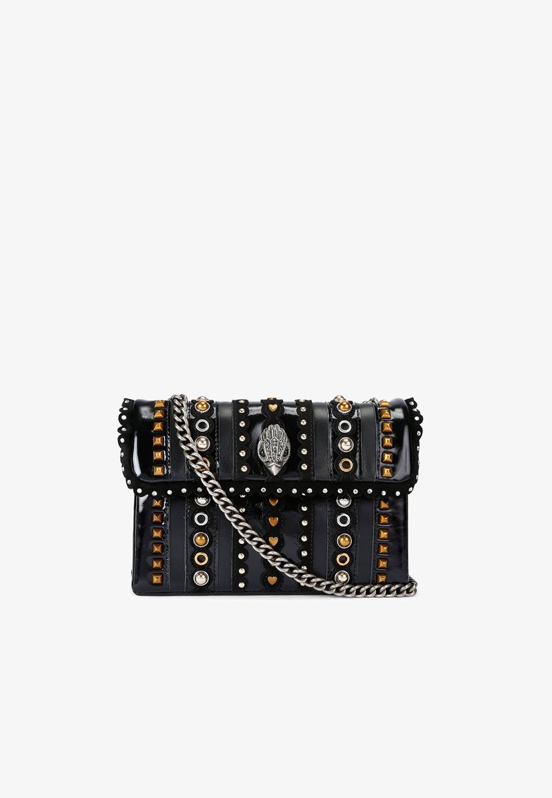 Czarna torebka z lakierowanej skóry z ćwiekowaną detalizacją, metalowymi akcentami, łańcuszkowym paskiem i ozdobnym zapięciem w kształcie muszli.