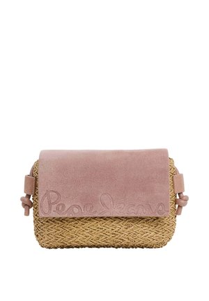 Lille rektangulær flettet stråtaske med en blød lyserød ruskindsklap lukket med præget kursiv tekst.